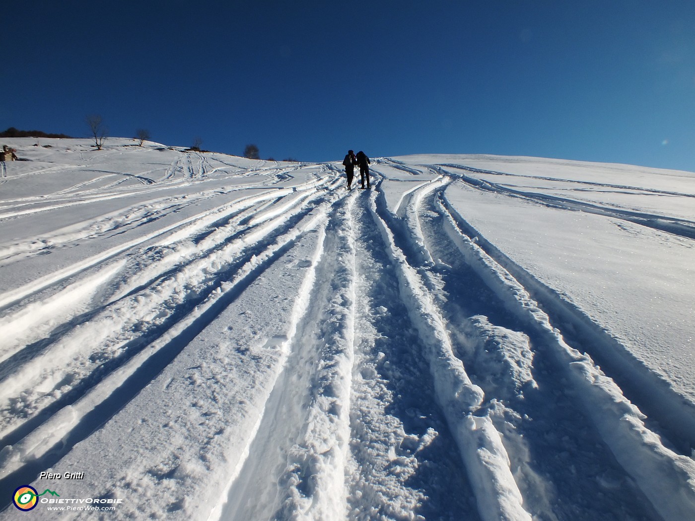 21 Salendo per i prati innevati....JPG